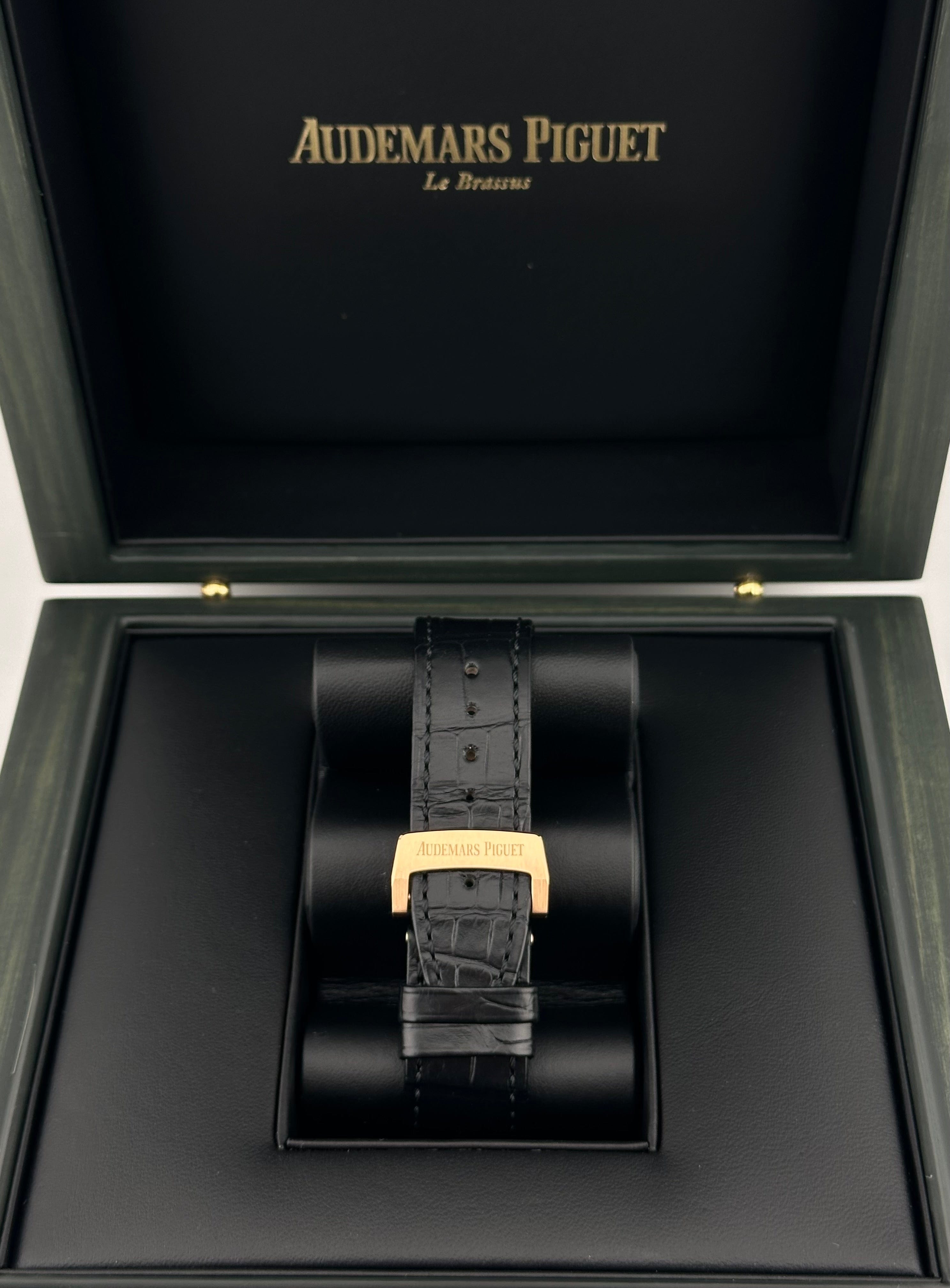 Audemars Piguet Royal Oak 26240OR.OO.D002CR.02 Selfwinding Chronograph Black Dial (2023) view 5
