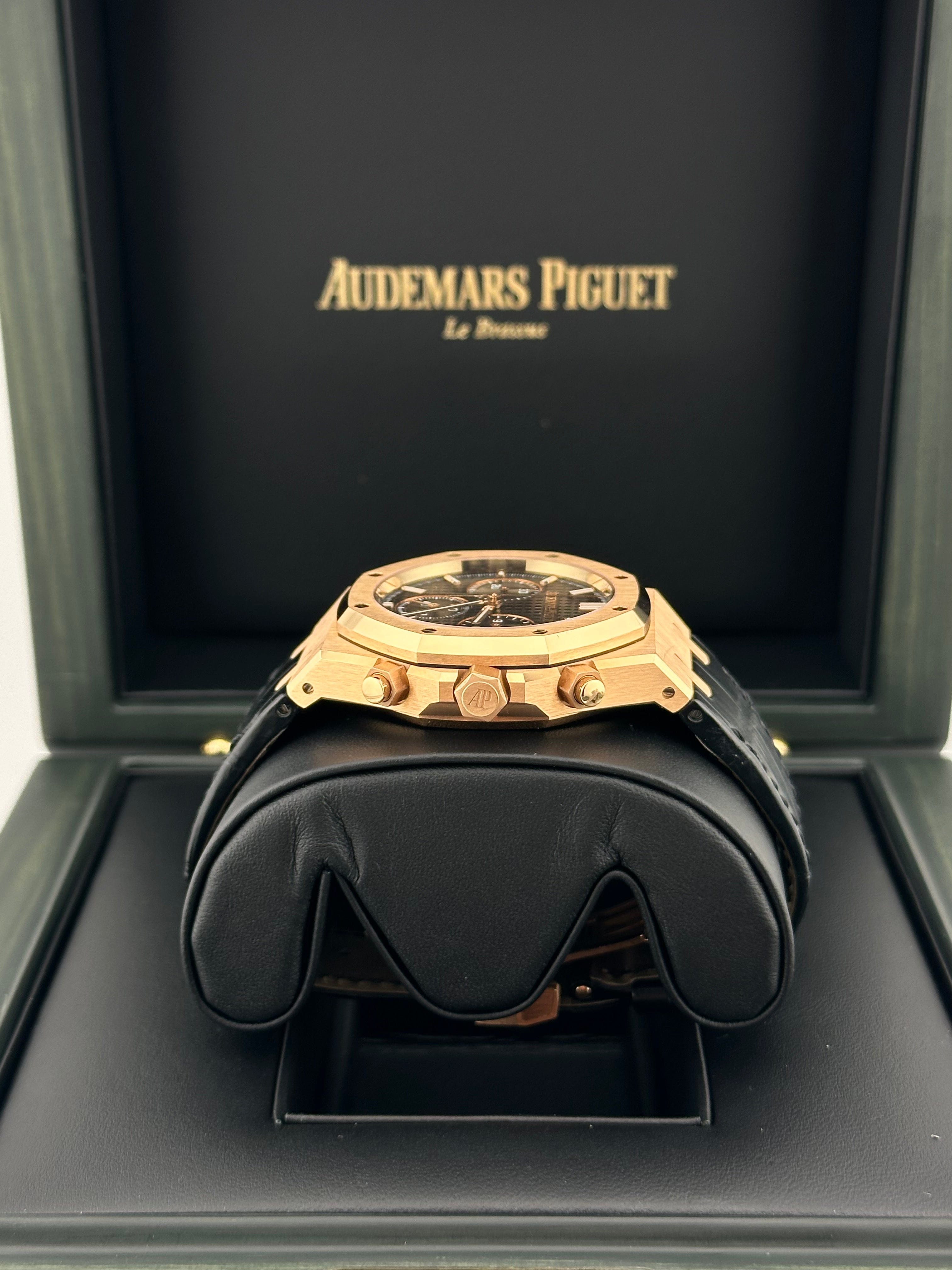 Audemars Piguet Royal Oak 26240OR.OO.D002CR.02 Selfwinding Chronograph Black Dial (2023) view 3