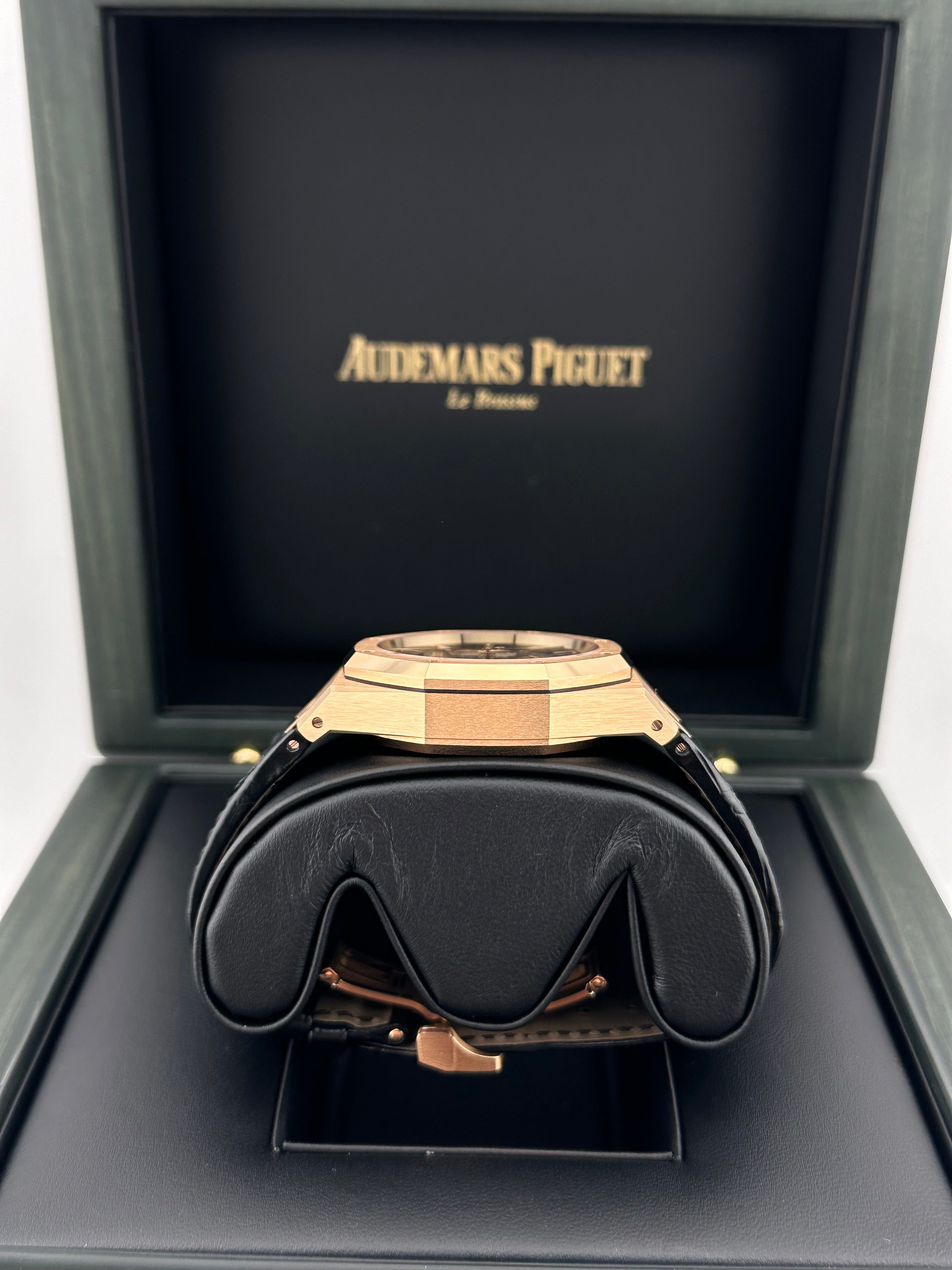 Audemars Piguet Royal Oak 26240OR.OO.D002CR.02 Selfwinding Chronograph Black Dial (2023) view 4