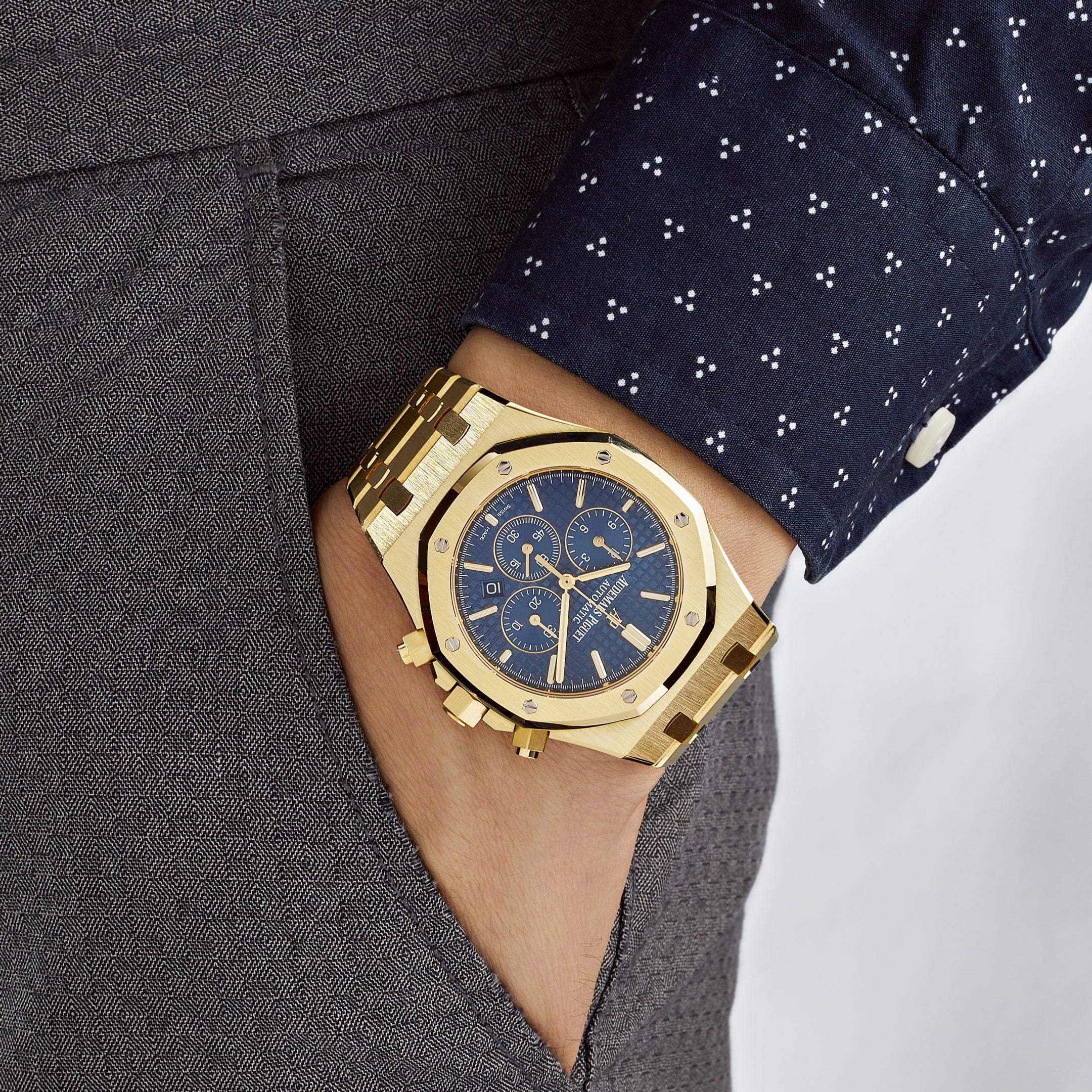 Audemars Piguet Royal Oak 26320BA.OO.1220BA.02 Chronograph Yellow Gold Blue Dial (2016) view 2