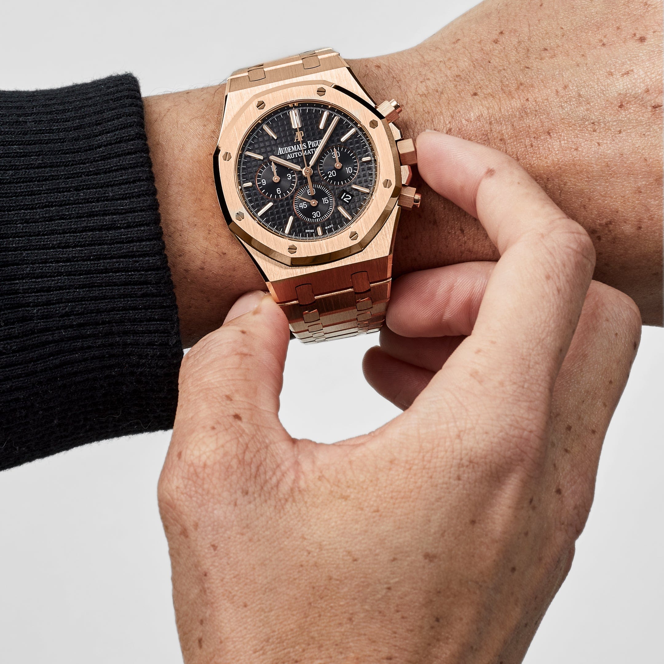 Audemars Piguet Royal Oak 26320OR.OO.D002CR.01 Chronograph Rose Gold Black Dial (2015) view 3