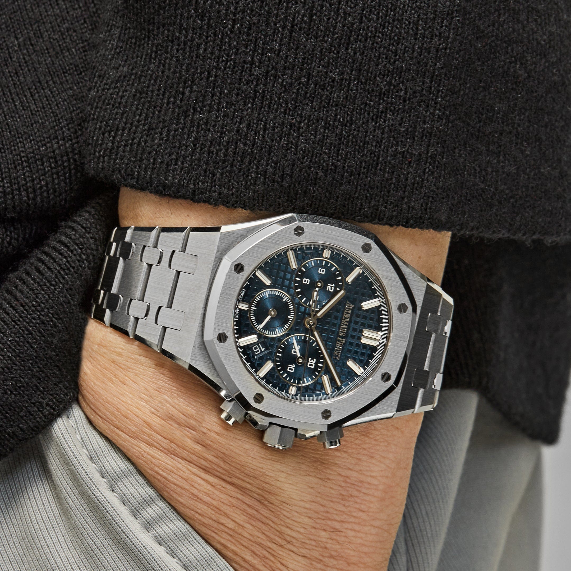 Audemars Piguet Royal Oak 26715ST.OO.1356ST.01 Selfwinding Chronograph Stainless Steel Blue Dial (2022) view 2