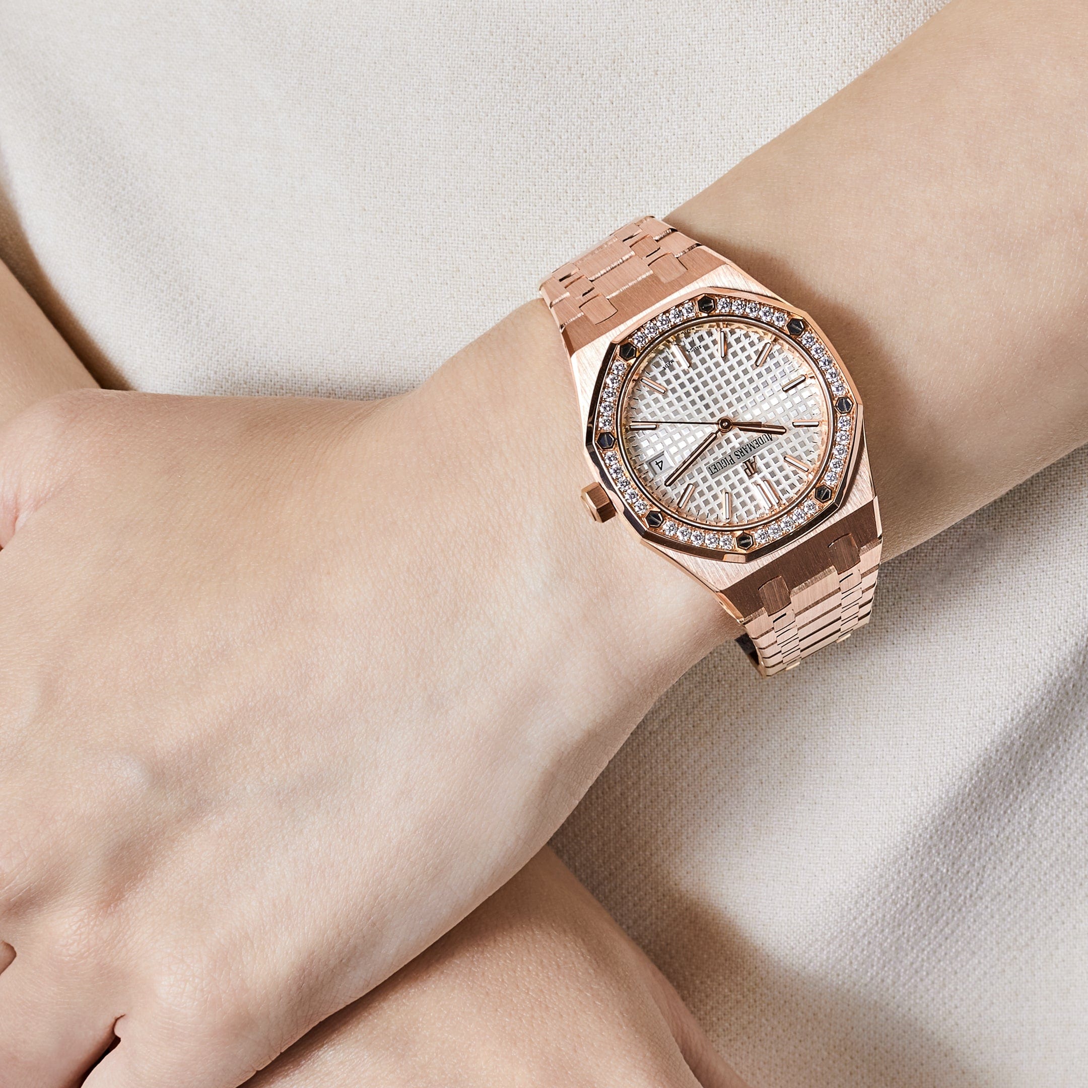 Audemars Piguet Royal Oak 77351OR.ZZ.1261OR.01 Rose Gold White Dial Diamond Bezel (2022) view 2