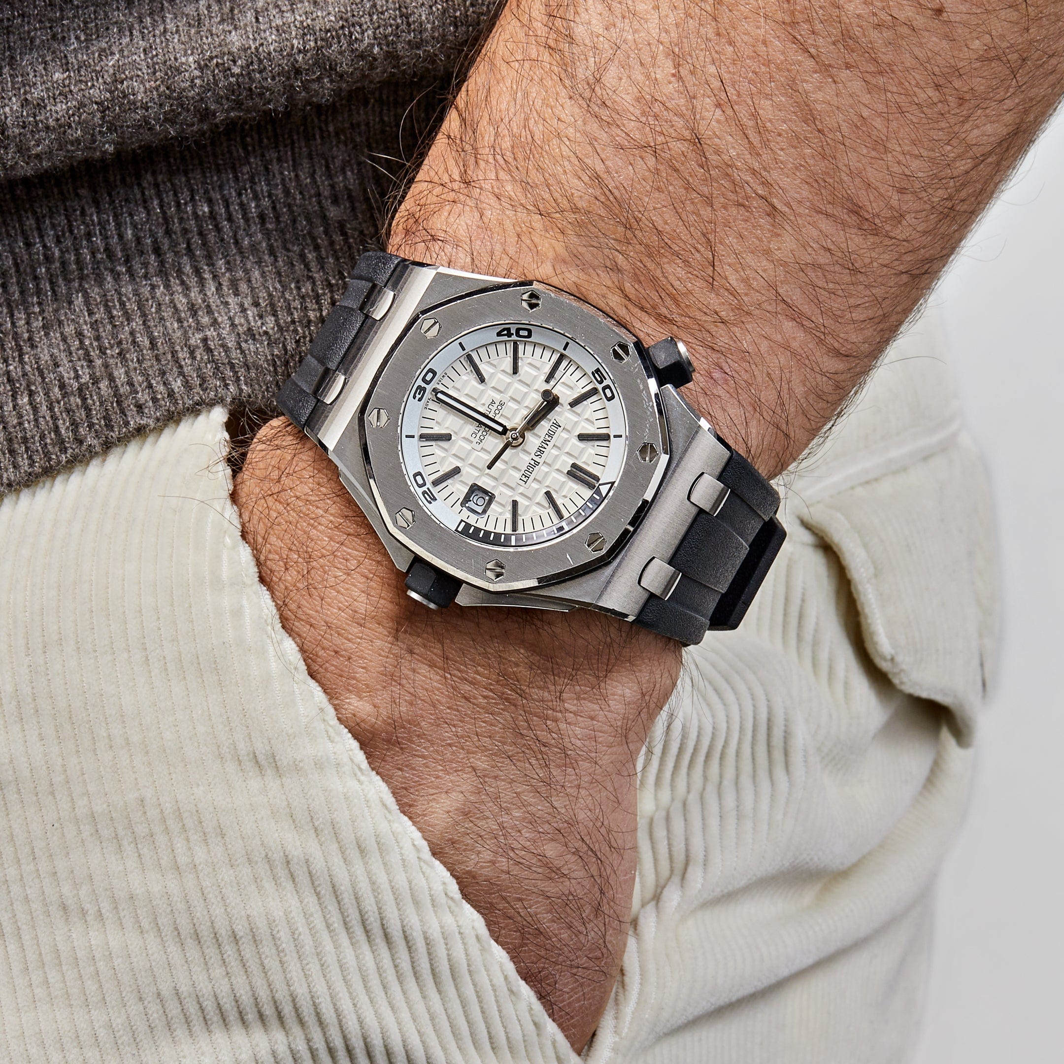 Audemars Piguet Royal Oak Offshore 15710ST.OO.A002CA.02 Diver Stainless Steel White Dial view 2