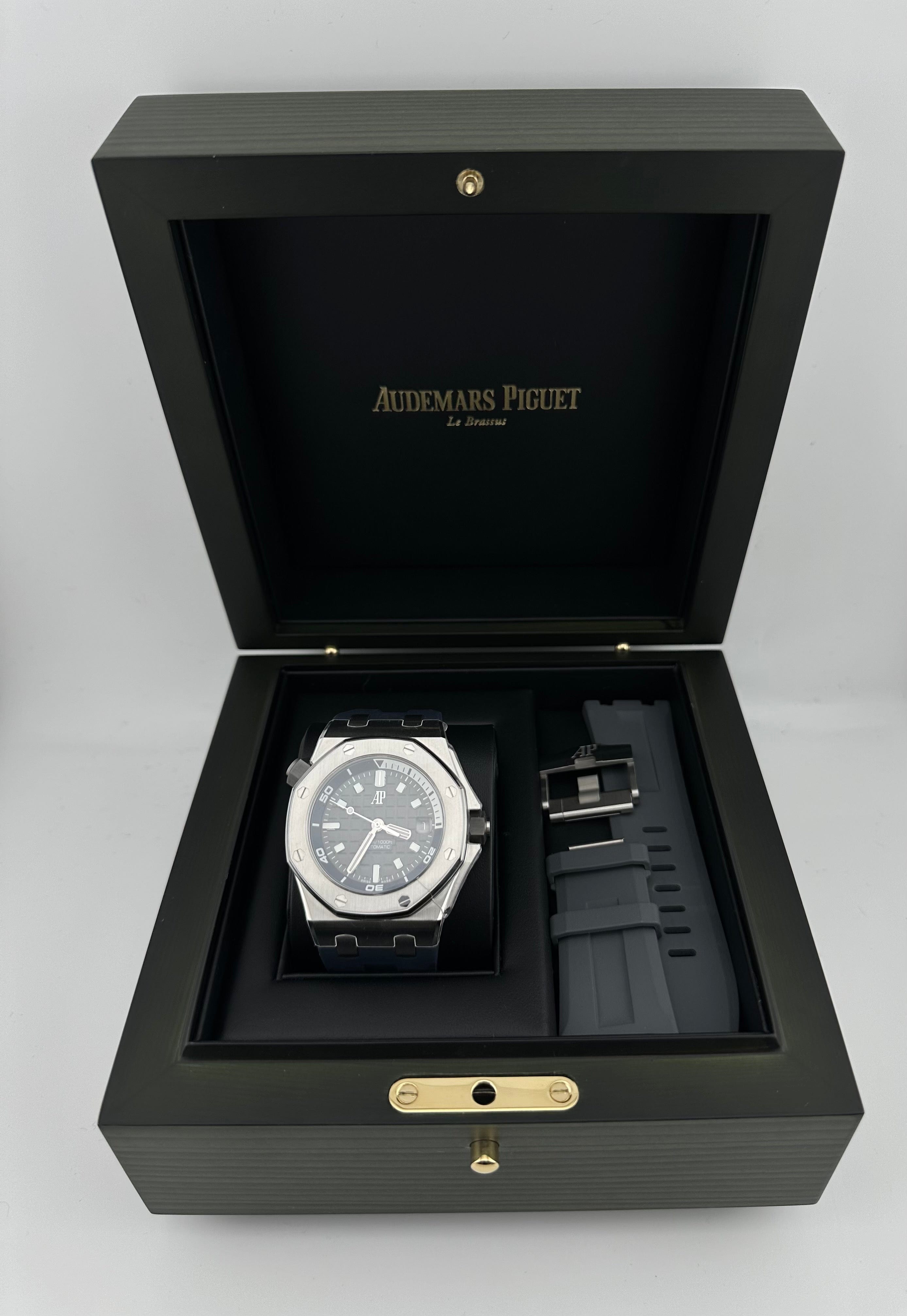 Audemars Piguet Royal Oak Offshore 15720ST.OO.A009CA.01 Diver Stainless Steel Grey Dial (2023) view 5