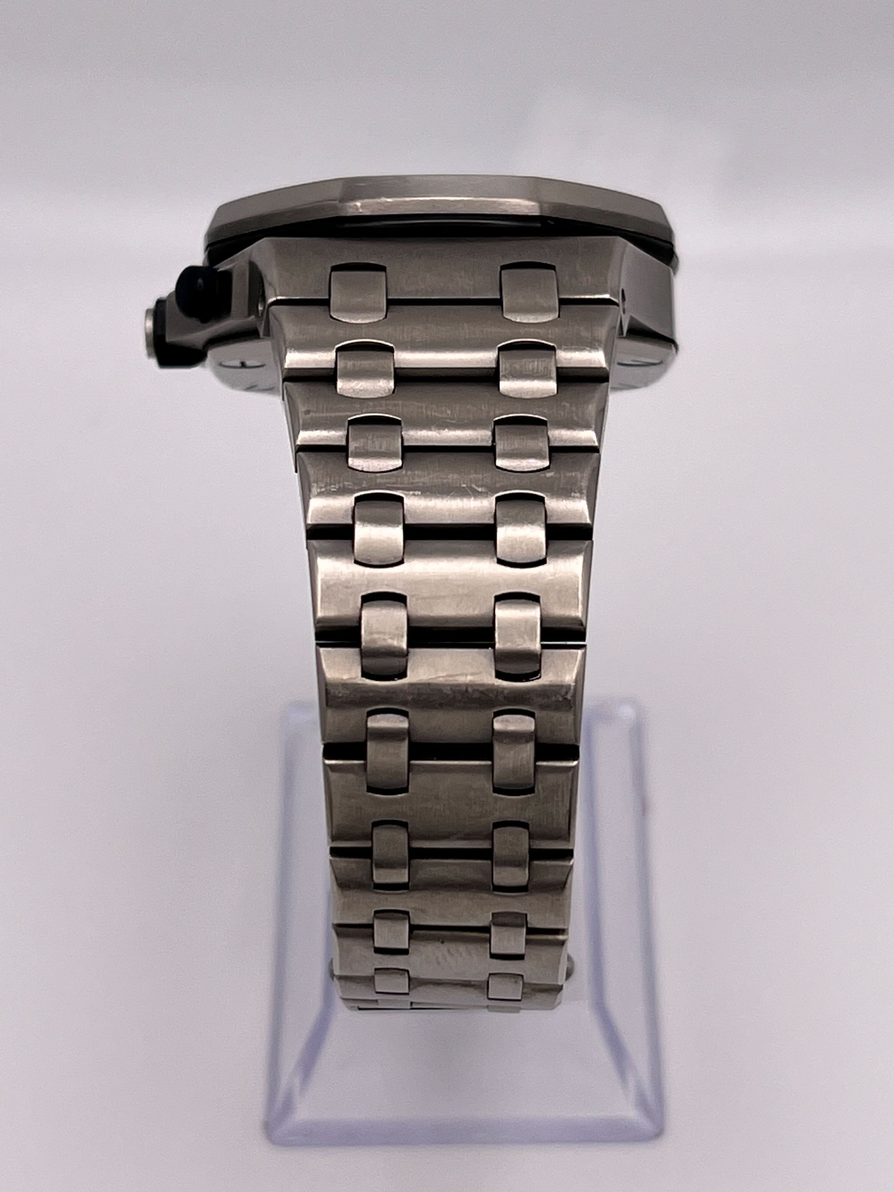 Audemars Piguet Royal Oak Offshore 25721TI.OO.1000TI.03 Chronograph Titanium White Dial view 6