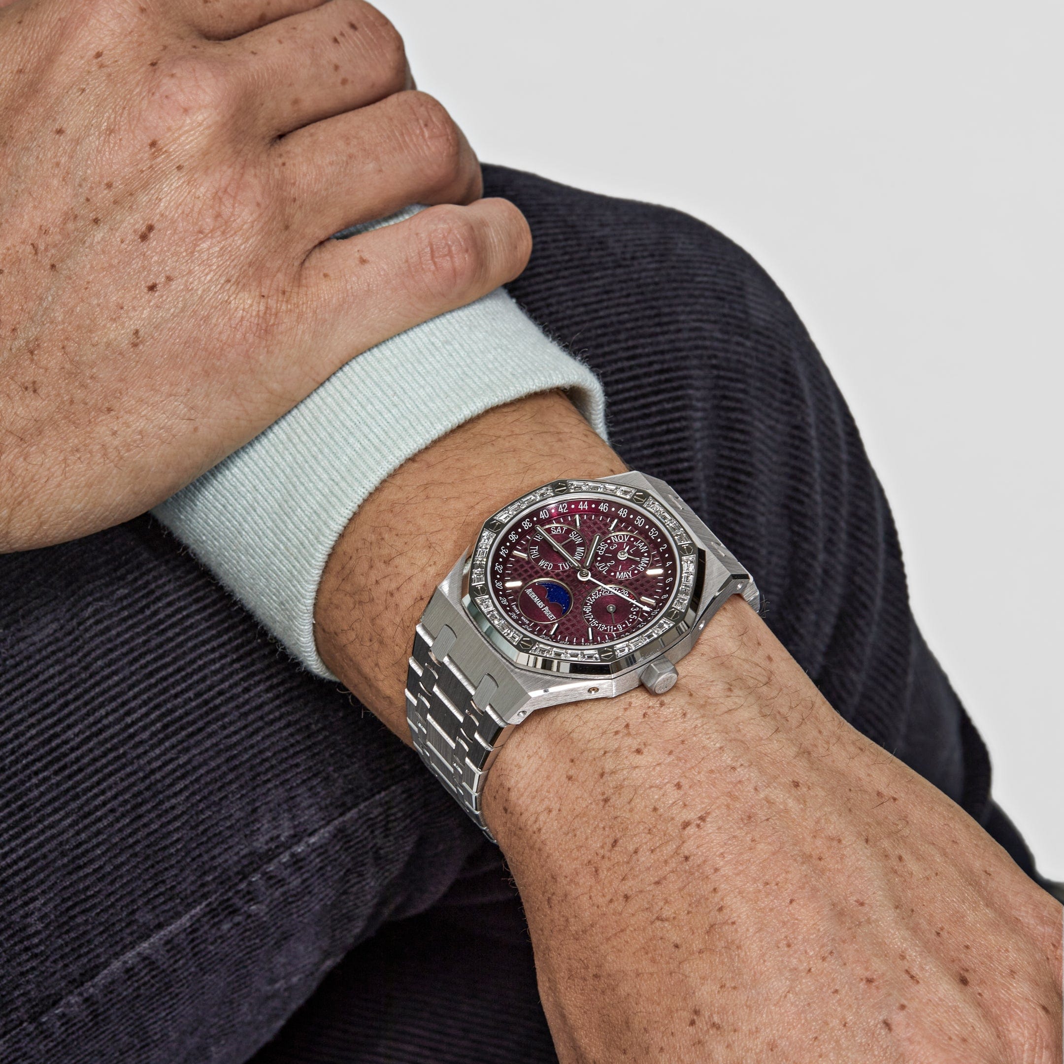 Audemars Piguet Royal Oak Perpetual Calendar 26598BC.ZZ.1220BC.01 'Special Edition' White Gold Burgundy Dial Diamond Bezel (2024) view 2