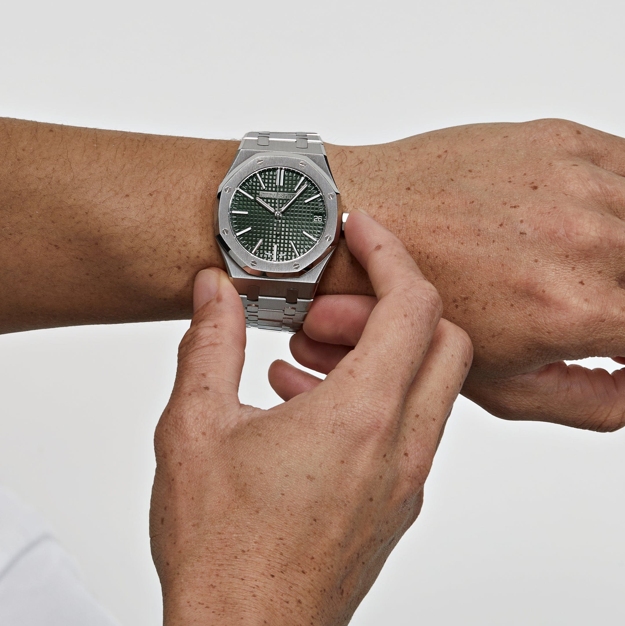 Audemars Piguet Royal Oak Selfwinding 15510ST.OO.1320ST.09 Stainless Steel Green Dial (2023) view 2