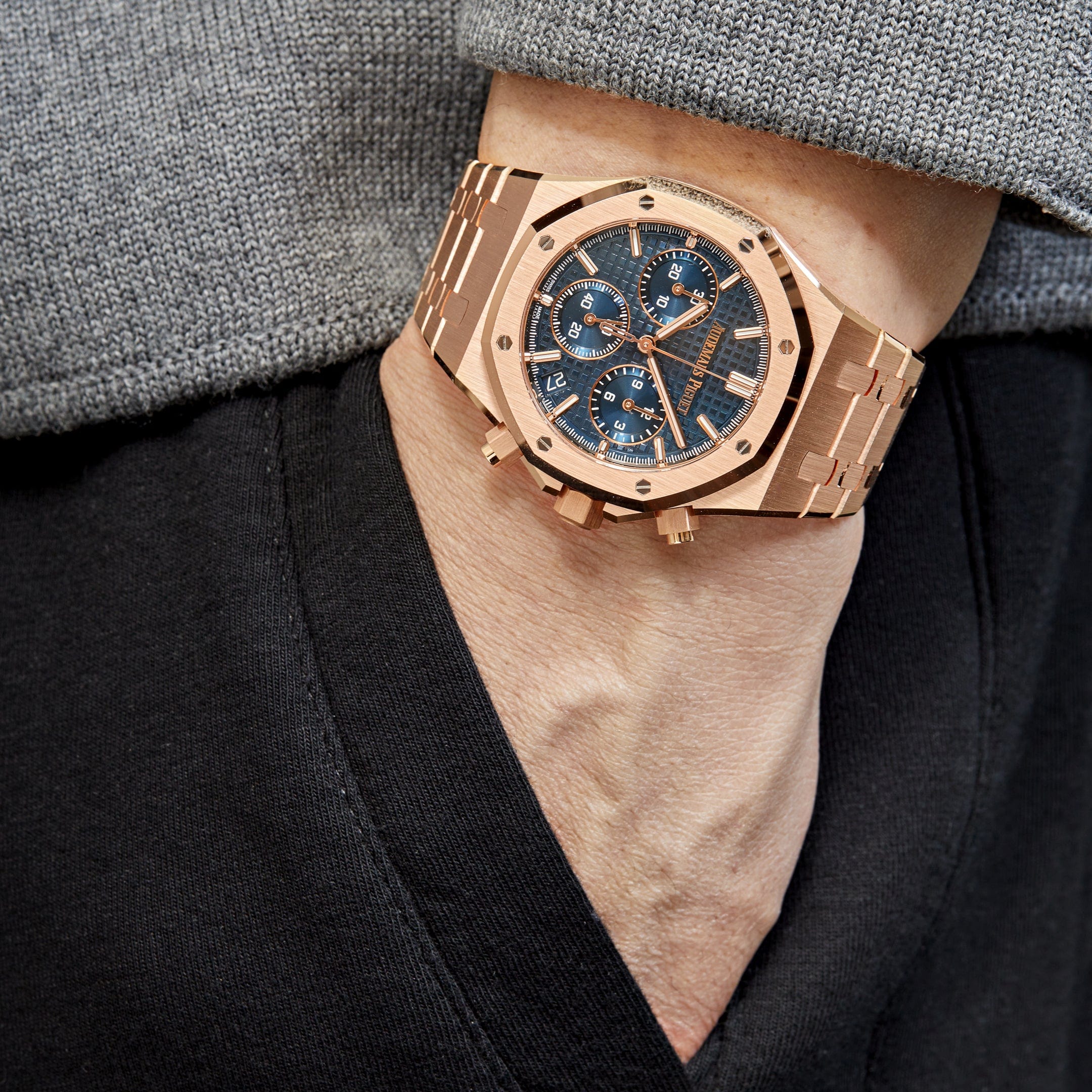 Audemars Piguet Royal Oak Selfwinding Chronograph 26240OR.OO.1320OR.05 Blue Dial (2023) view 2