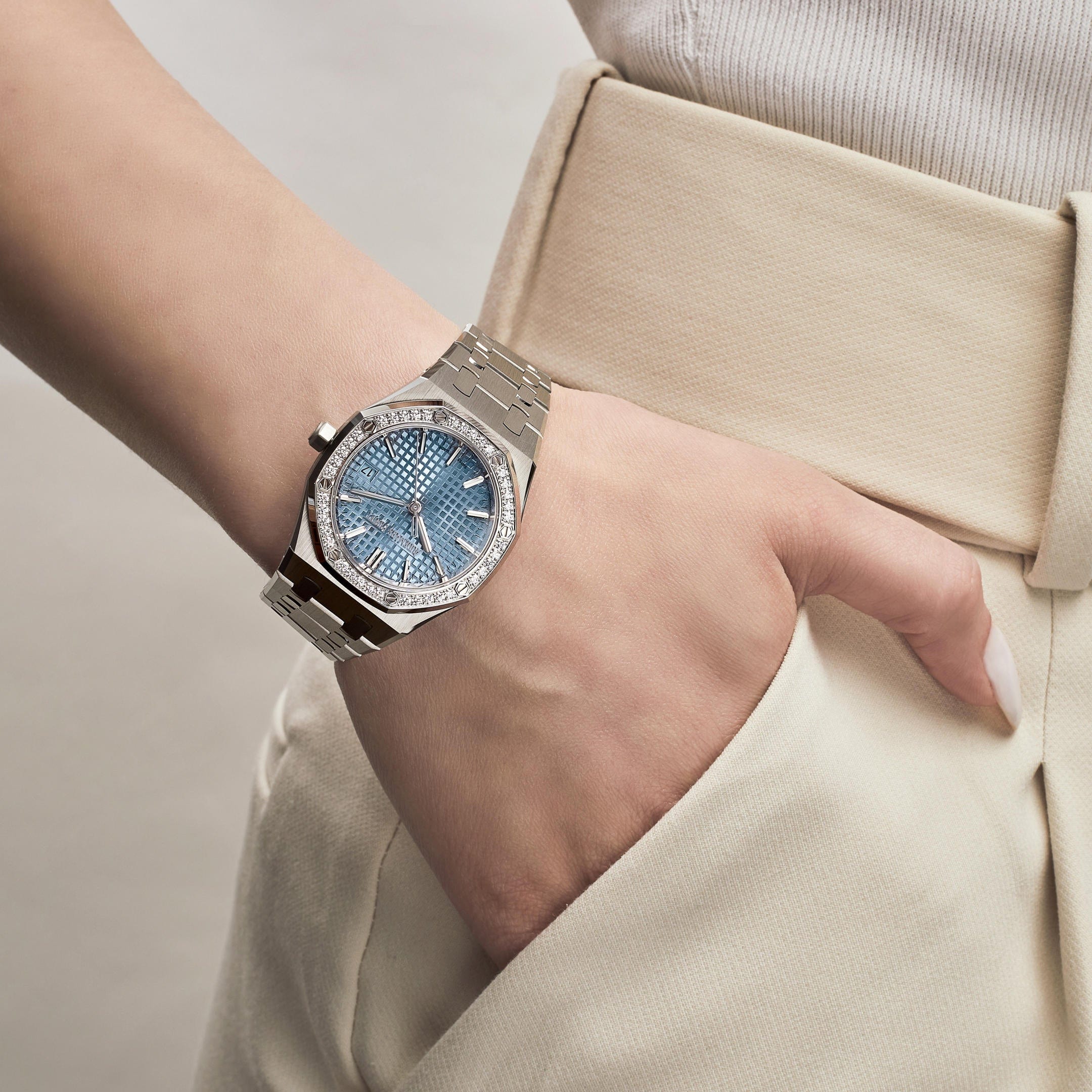Audemars Piguet Royal Oak 77451ST.ZZ.1361ST.03 Selfwinding Stainless Steel Blue Dial Diamond Bezel (2024) view 2