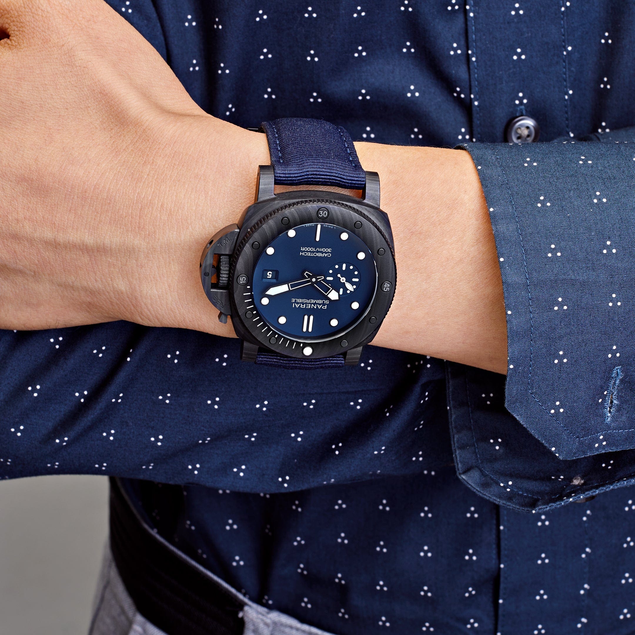 Panerai Submersible QuarantaQuattro Carbotech Blu Abisso PAM01232 view 2