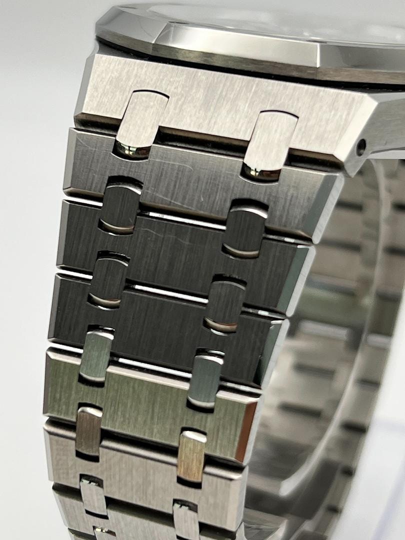 Audemars Piguet Royal Oak Selfwinding Titanium Blue Dial "50th Anniversary" 26730TI.OO.1320TI.01 view 7